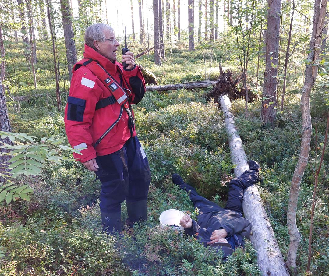 Väki tutustuu Iisveden Metsän tuotantoon.